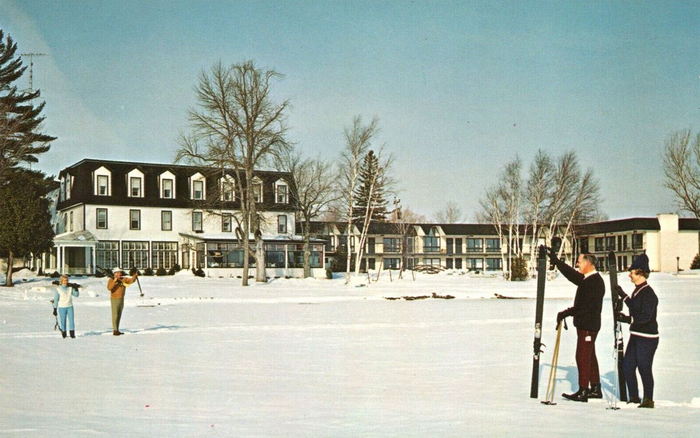 Inland House (This Ole House Motor Inn, Conway Inn) - Vintage Postcard